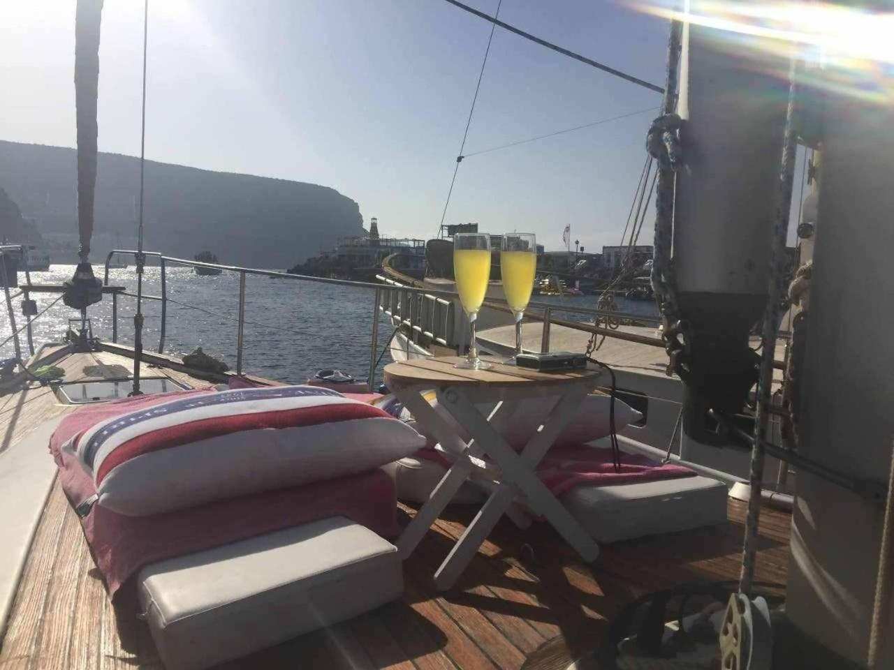 Precioso Yate En El Centro Del Puerto De Mogan Hotel Ngoại thất bức ảnh